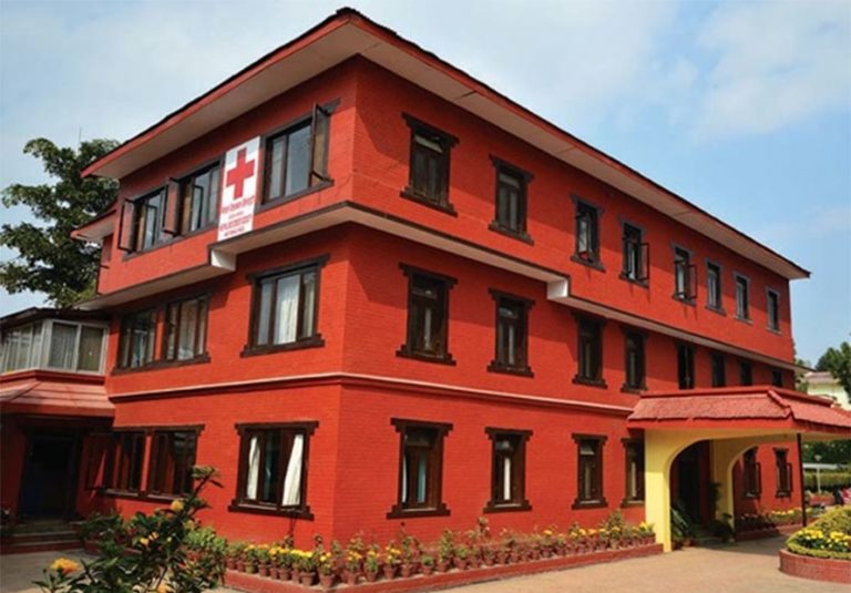 रेडक्रस सोसाइटीका कर्मचारीले खोसे पदाधिकारीको गाडी, लगाए कार्यकक्षमा ताला