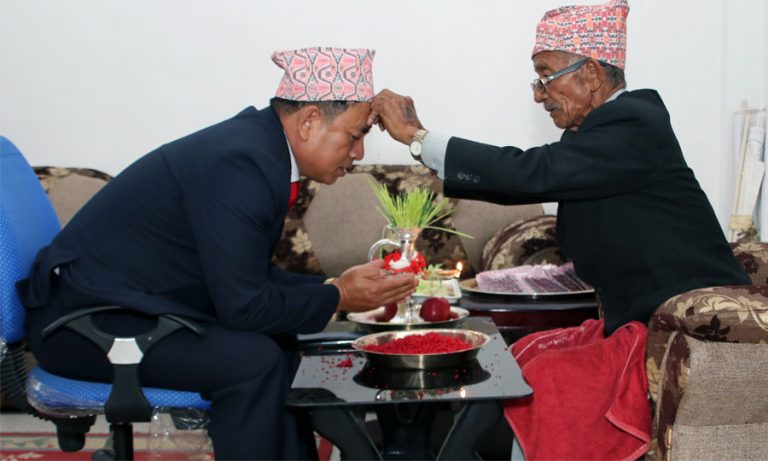 उपराष्ट्रपतिले लगाए बुबाको हातबाट दशैंको टीका