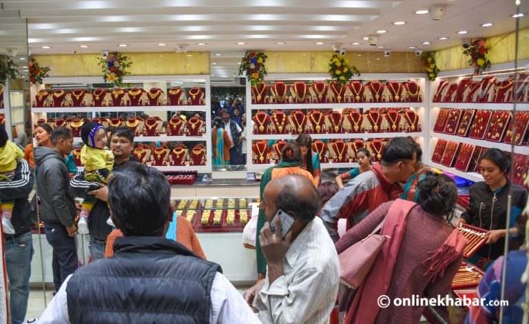 सुनका गहनामा १२ प्रतिशतसम्म थप रकम अशुल्दै व्यापारी