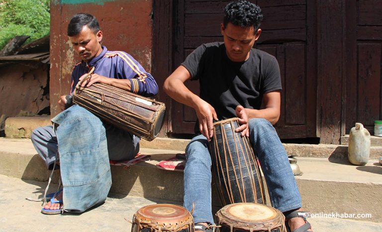 लोप हुँदै मादल बनाउने पेशा