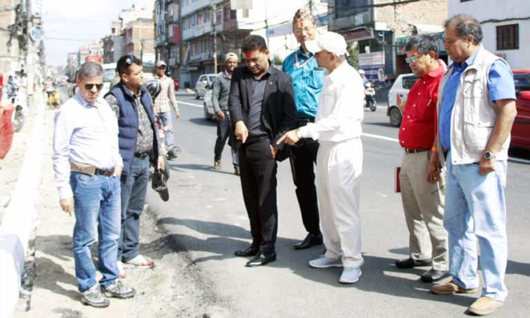 सी भ्रमणको तयारीः सडक अनुगमनमा निस्किए यातायातमन्त्री महासेठ