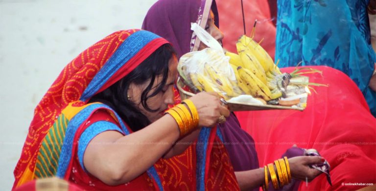 अस्ताउँदो सूर्यलाई अर्घ दिएर आज छठ पर्व मनाइँदै