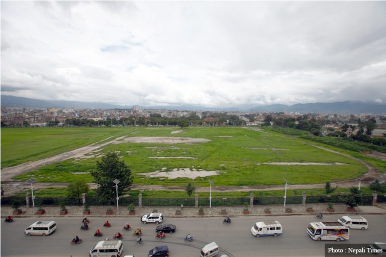 टुँडिखेललाई मानव साङ्लो बनाएर घेरिँदै