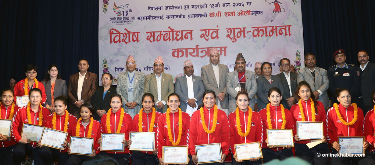 सेन्ट्रल जोन विजेता महिला भलिबल टिमलाई जनही ३ लाख प्रदान