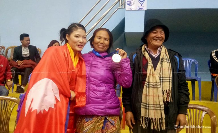 नीमाले स्वर्ण लगाइदिएपछि भावुक बनिन् आमा