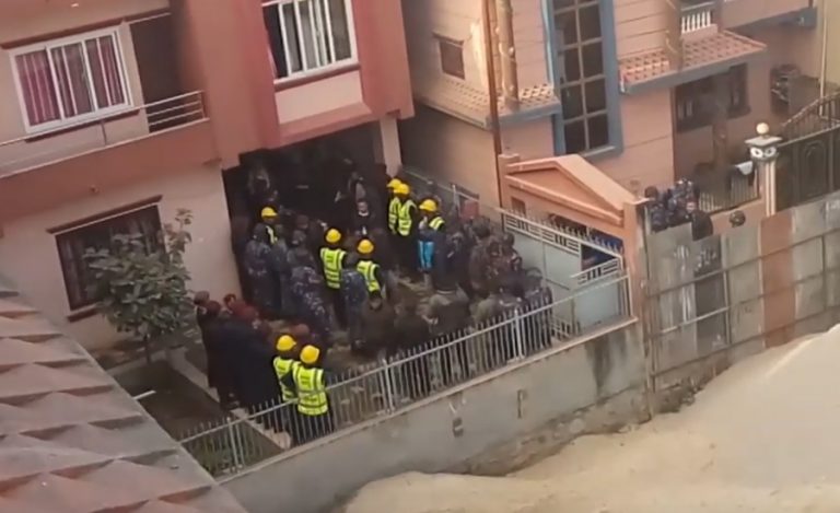 चिनियाँ नागरिकविरुद्धको अपरेशन: हामफाल्लान् भनेर पहिल्यै जालीले घेरिएको थियो घर !