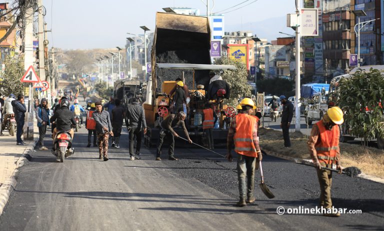 काठमाडौंमा कालोपत्रे ! प्रधानमन्त्रीको दबाव कि ठेकदार सुध्रिए ?