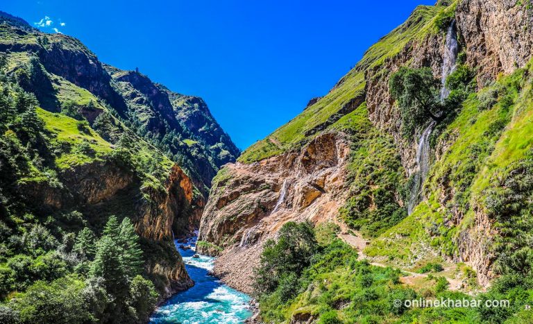 हुम्लाको बाटो : माथि च्यासरा भीर, तल नीलो दह !