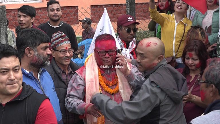 एक भोटको दुर्भाग्य-लगाइसकेको माला फालियो, अबिर पुछियो !