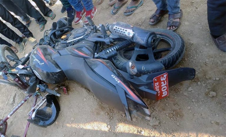 दुई मोटरसाइकल र स्‍कुटर ठोक्किदा २ जनाको मृत्यु
