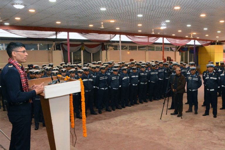 ट्राफिक प्रहरीलाई डीआईजी पोखरेलको निर्देशन – कसैलाई पनि सहुलियत नदिनू