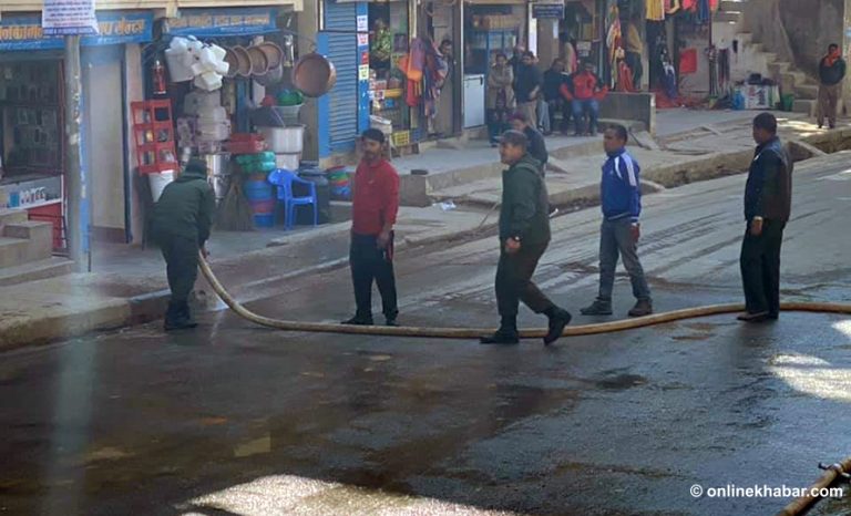 धुलोले छोपेपछि घरबाट पानी ल्याएर सडक सफाइ