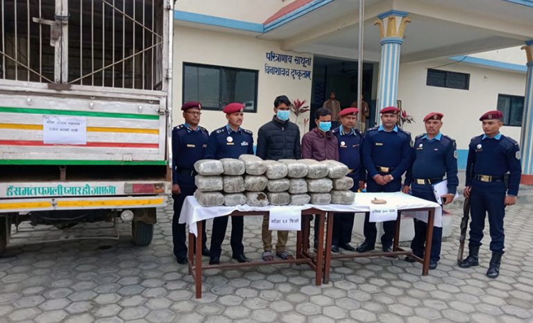गाडीमा गाँजा र अफिमसहित दुई जना पक्राउ