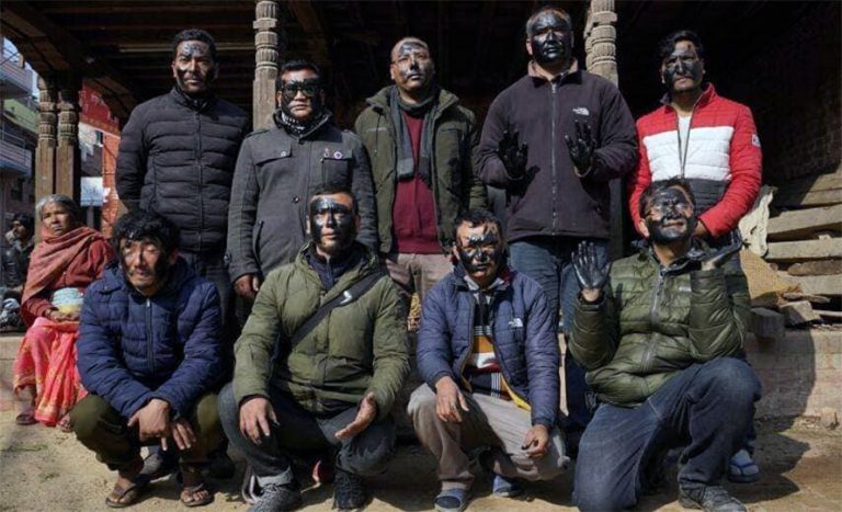 विरोधको नयाँ शैली : आफ्नै अनुहारमा कालो माेसाे !