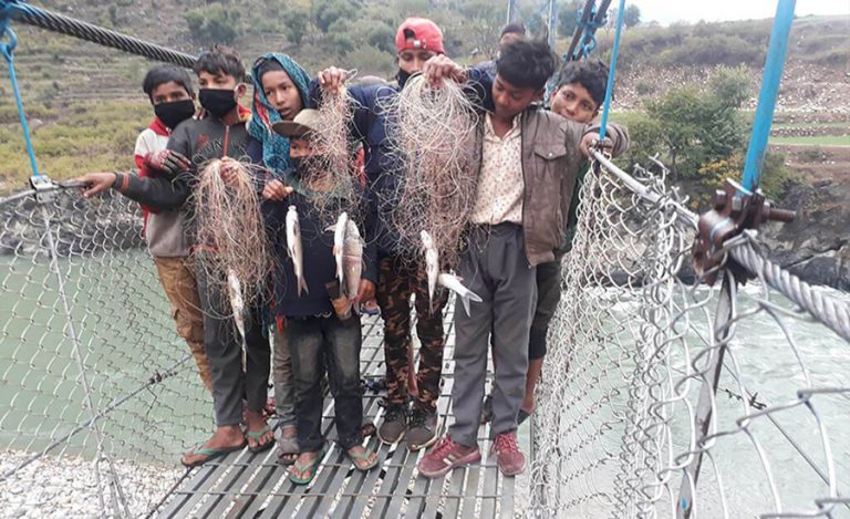 माछा मारेर कापी किताबको जोहो गर्दै चौखानका विद्यार्थी