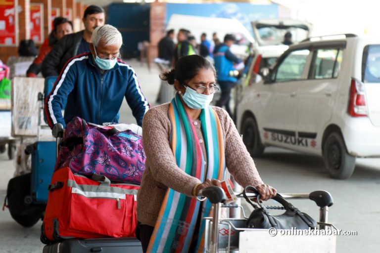 कोरोना भाइरसको डर, मास्कले छोपिए अनुहार (फोटो फिचर)