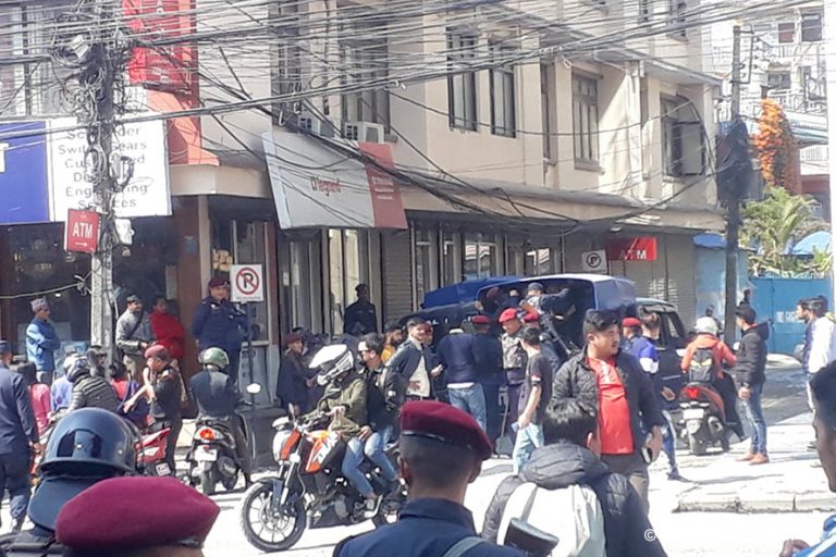 पोखरामा प्रधानमन्त्रीलाई कालो झन्डा देखाउन खोज्ने ४ जना पक्राउ