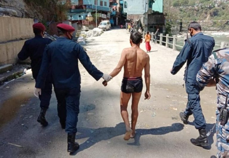 धार्चुलामा अलपत्र नेपालीलाई उतै रोक्ने निर्णय, ३ जना महाकालीमा पौडिँदै आए