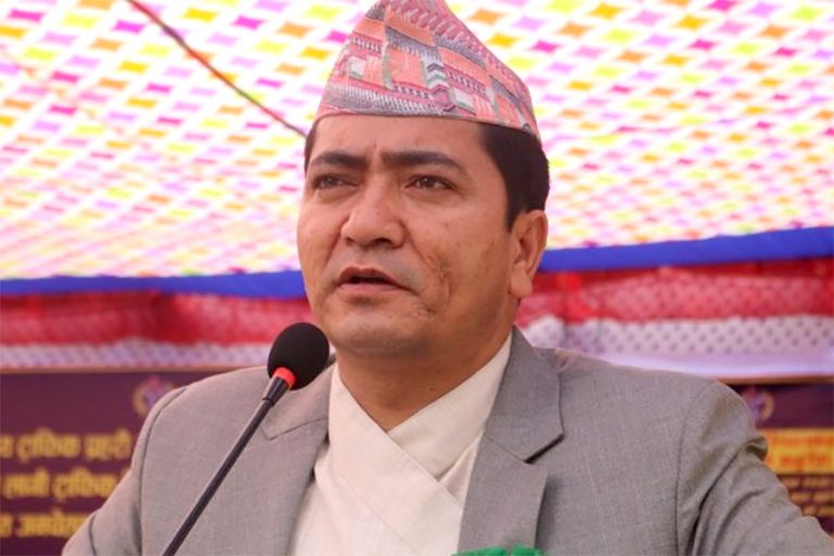 कालिकोटबाट ‘थ्रोट स्वाब’ लिएर फर्किए मन्त्री   