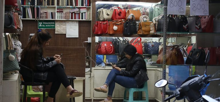 ‘ग्राहक छैनन्, मोबाइल चलायो, बस्यो’ (भिडियोसहित)