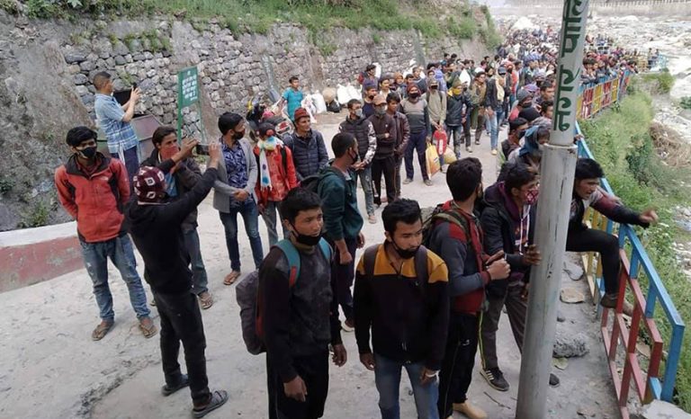 महाकालीपारिबाट उद्धार गर्न सीडीओ फकाउँदै जनप्रतिनिधि