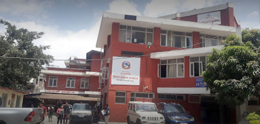 काठमाडौं प्रशासनको अनुगमन : तीन औषधि पसल र २४ सवारी साधन कारबाहीमा