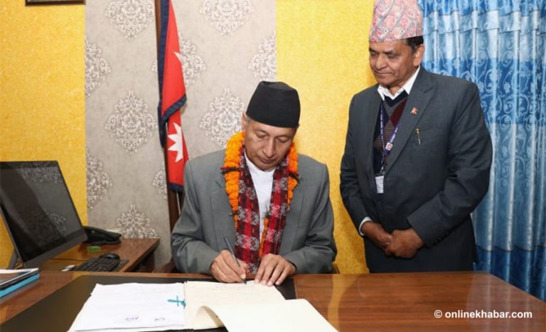 डा. खतिवडाले सम्हाले सञ्चार मन्त्रालयको पनि कार्यभार