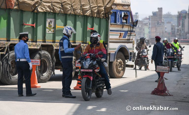 काठमाडौंको लकडाउन : मोटरसाइकल चलाउनेदेखि ग्यास बोक्नेसम्म (फोटो फिचर)