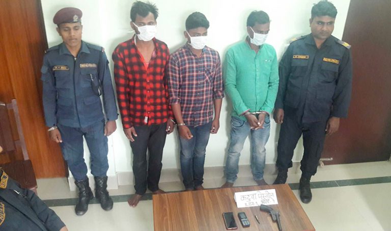 पेस्तोलसहित ३ जना भारतीय नागरिक पक्राउ