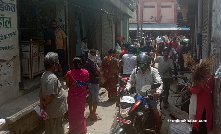 वीरगञ्जमा पसल अगाडि भिड, दुरी कायम गराउँदैमा प्रहरी हैरान