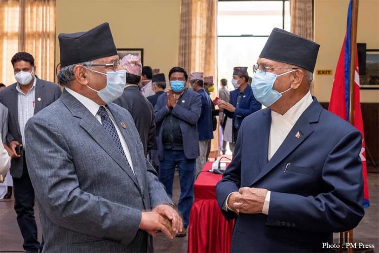 ओलीले अध्यादेशको बचाउ गर्दा प्रचण्ड मौन