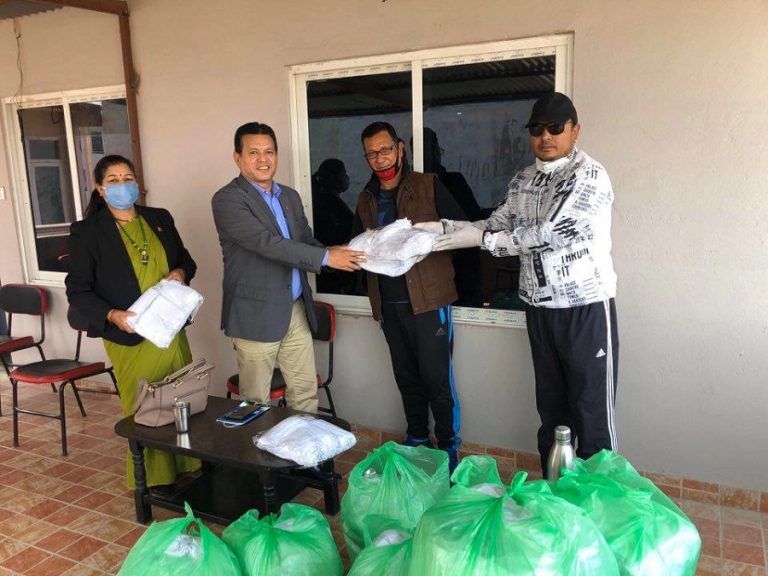 किरण केसीले गरे चामल र मास्क सहयोग