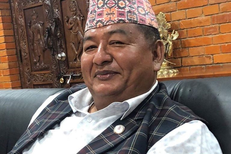 देउवालाई विश्वासको मत दिएका एमाले सांसदबीच श्रेष्ठ निवासमा छलफल