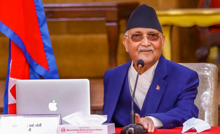 ओलीका दुई रणनीति : संसदीय दलमा बहुमत पुर्‍याउने, प्रचण्ड–माधवबीच दुरी बढाउने
