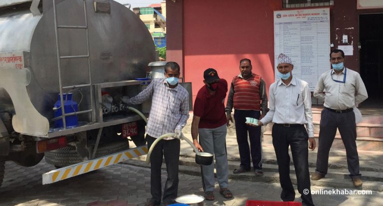 दूध बिक्री नभएपछि ट्याङ्करबाटै निःशुल्क बाँड्न थालियो
