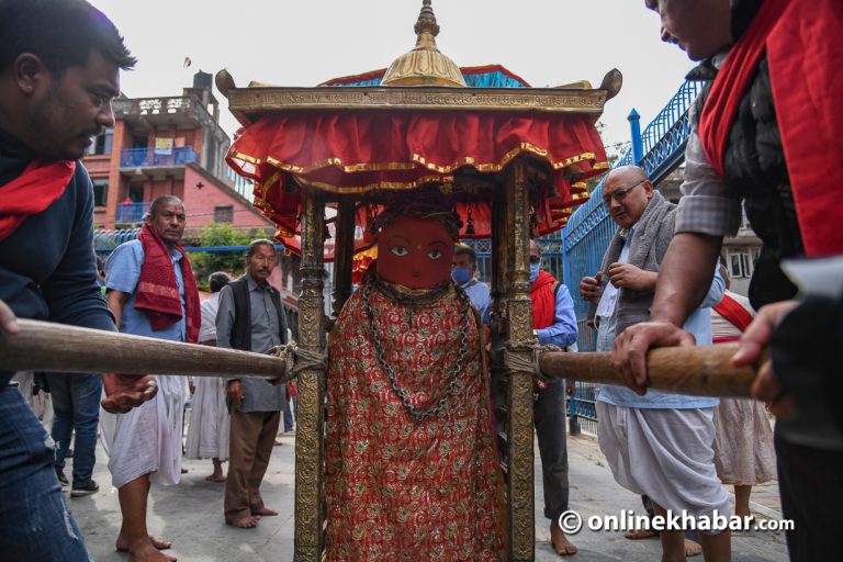 रातो मच्छिन्द्रनाथलाई रथारोहण गराइँदै, २० जनामात्र सहभागी हुन पाउने