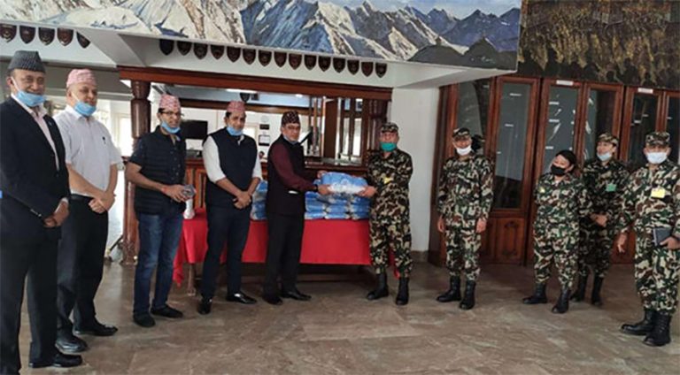 मोबाइल फोन इम्पोर्ट एसोसियशनद्वारा नेपाली सेनालाई मास्क हस्तान्तरण