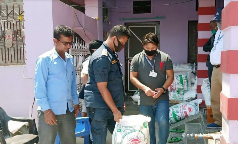 वीरगञ्जमा राहत बाँड्न ल्याएको गुणस्तरहीन चामलबारे छानबिन