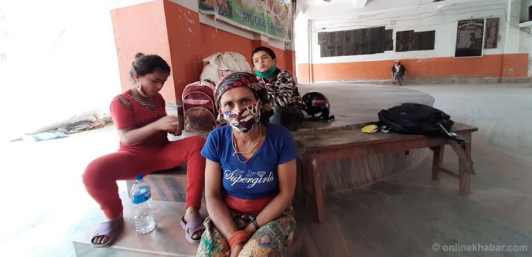 छोराछोरीसहित भोकभोकै सडकमा बास