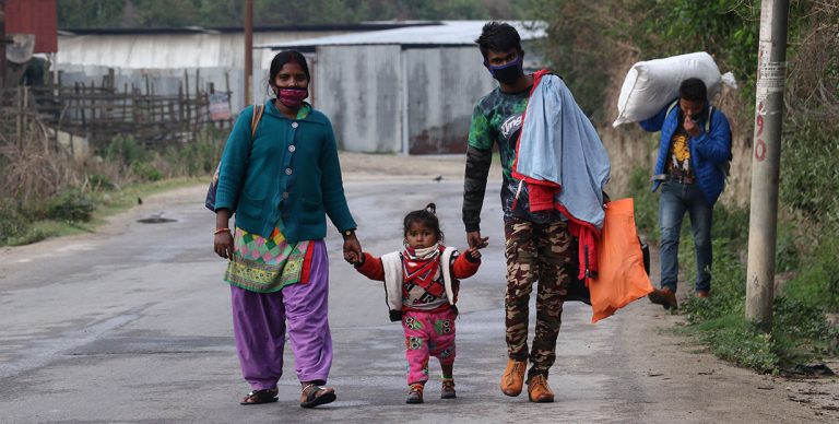 ‘हिँडेर पनि गाउँ जान पाइएन, काठमाडौंमा कसरी बसौं ?’
