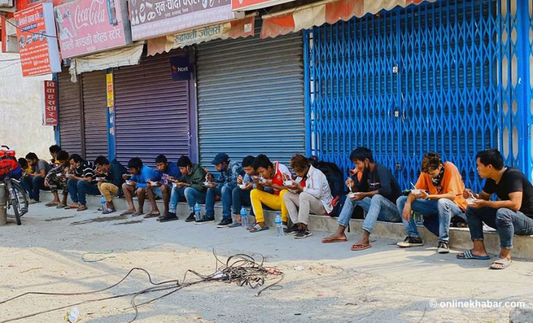 घर फर्केका मजदुरलाई चितवनमा निशुल्क खाना