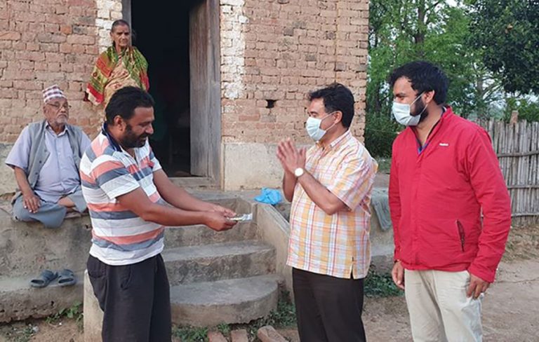 तुलसीपुरमा दीर्घरोगीलाई घरमै औषधि