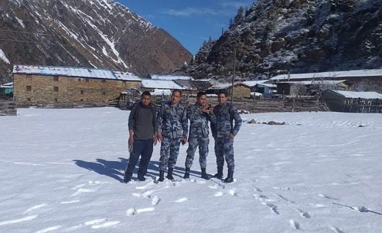 कालापानी नजिकै हेलिकप्टरबाट पुर्‍याइँदैछ सशस्त्र प्रहरी
