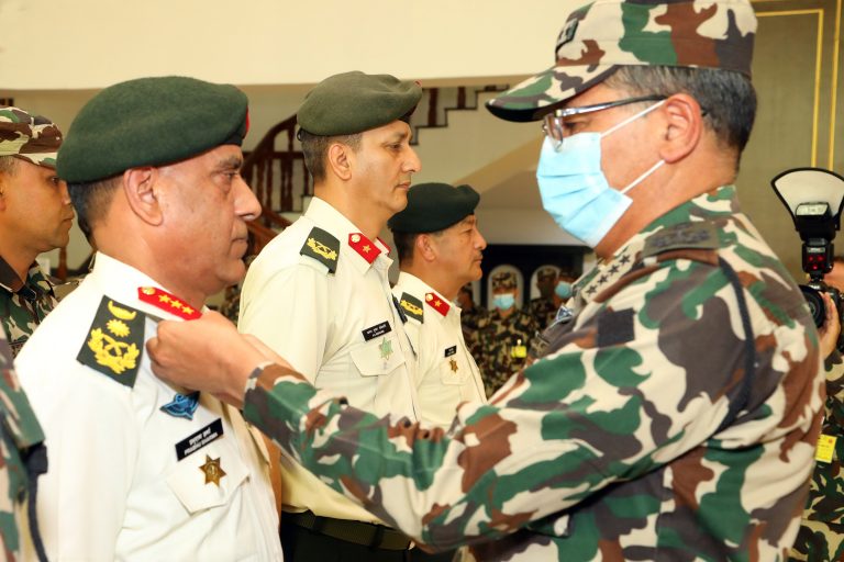 भावी प्रधानसेनापति बन्ने दौडमा रहेका शर्माले लगाए दर्ज्यानी चिह्न