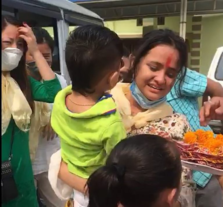 संक्रमितको उपचारमा खटिने नर्सको अनुभव : काखको छोरा छोड्दा रुवाबासी, घर फर्कंदा पनि रुवाबासी