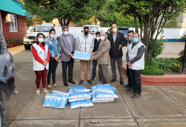 मलहोत्राले दिए नेपाल चिकित्सक संघलाई पाँचहजार मास्क