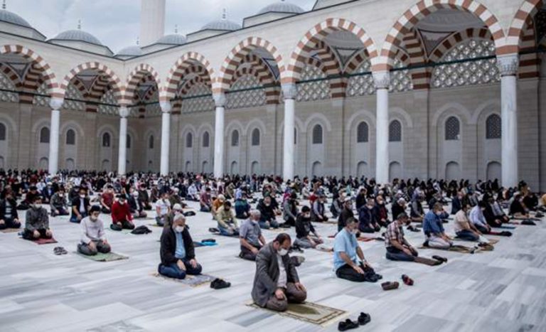 टर्कीमा दुई महिनापछि खुले मस्जिद