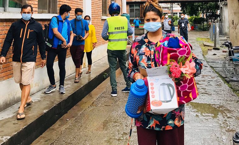 काेराेनामुक्त भएर घर फर्किइन् हेटौंडाकी २५ वर्षीया महिला 