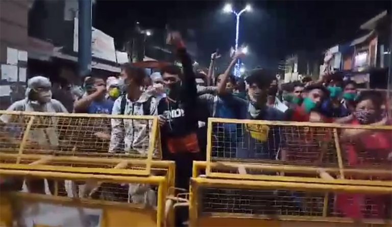 नेपाल प्रवेश पाउनुपर्ने भन्दै बेलहिया नाकामा नाराबाजी
