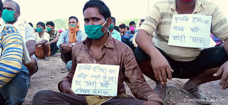 ‘हामीलाई घर पठाऊ, नभए गोली हान’ भन्दै दाङमा भारतीय मजदुरको प्रदर्शन